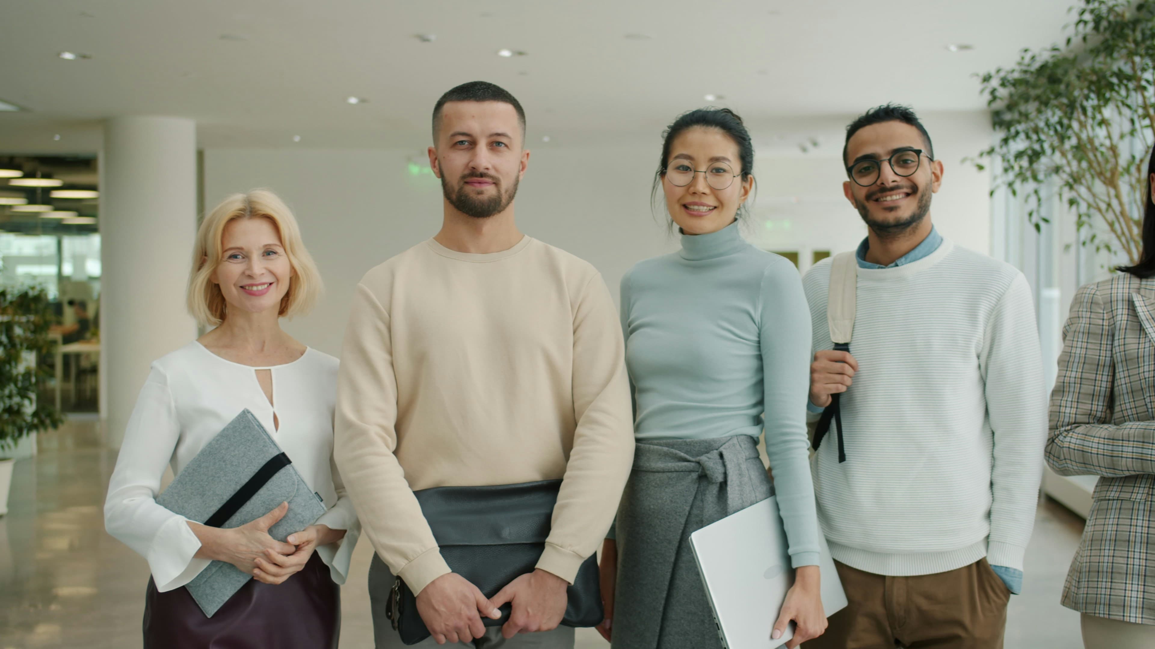 Portrait d'équipe Atreebu dans un couloir de bureau
