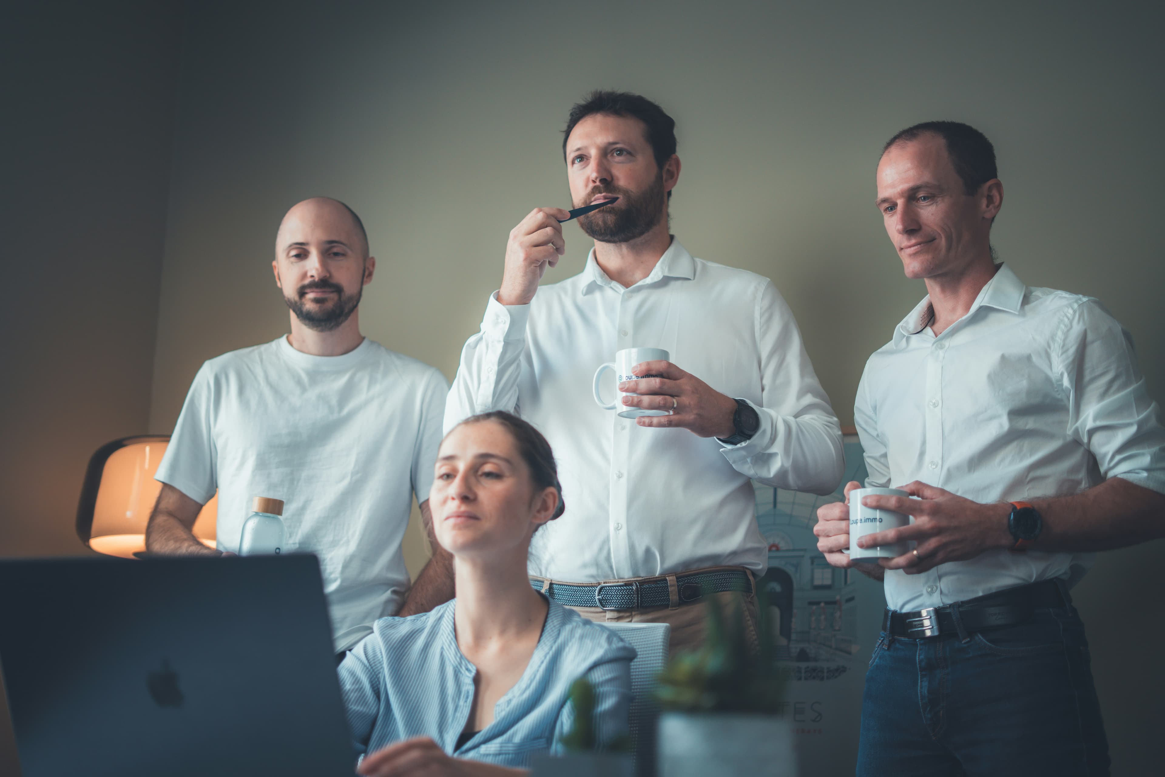 Équipe en formation managériale autour d'un écran